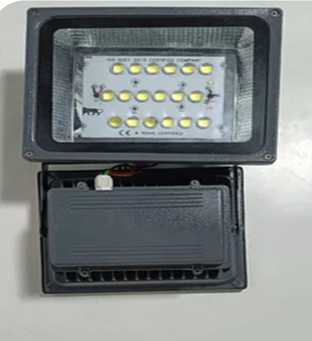 🌞 Solar Flood Light – 6M Height | White/Warm LED | Li-Po Battery